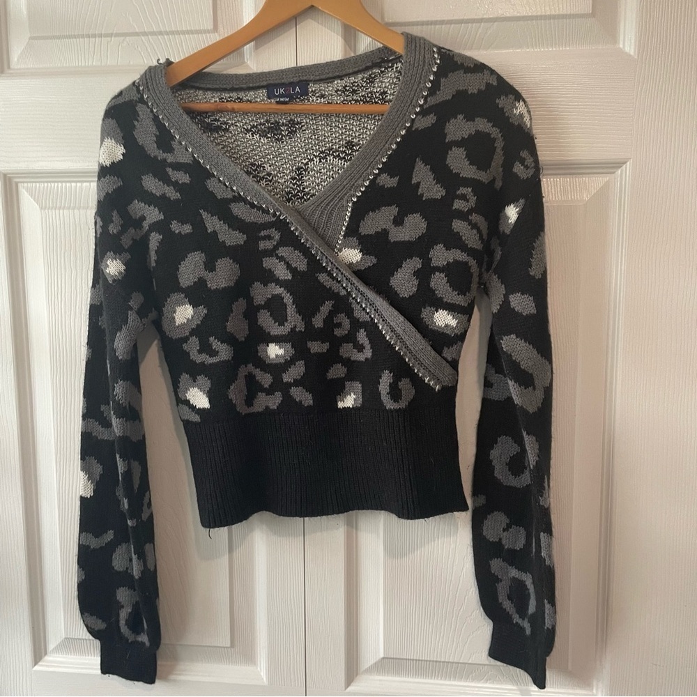 UK2LA Women's V-Neck Black and Gray Sweater Medium